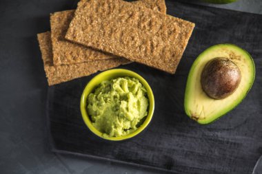 Soğuk meze masada ekmek ile püresi avokado et. Organik Eko ürünler gelen kavramı geleneksel Meksika yemeği