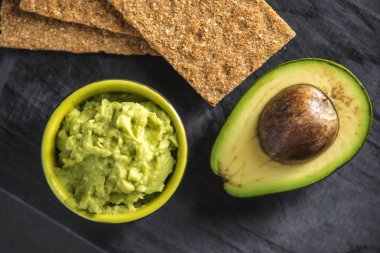 Soğuk meze masada ekmek ile püresi avokado et. Organik Eko ürünler gelen kavramı geleneksel Meksika yemeği