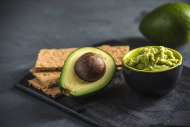 Soğuk meze masada ekmek ile püresi avokado et. Organik Eko ürünler gelen kavramı geleneksel Meksika yemeği