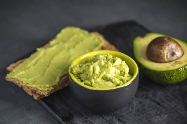 Soğuk meze masada ekmek ile püresi avokado et. Organik Eko ürünler gelen kavramı geleneksel Meksika yemeği