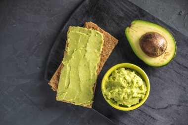 Soğuk meze masada ekmek ile püresi avokado et. Organik Eko ürünler gelen kavramı geleneksel Meksika yemeği