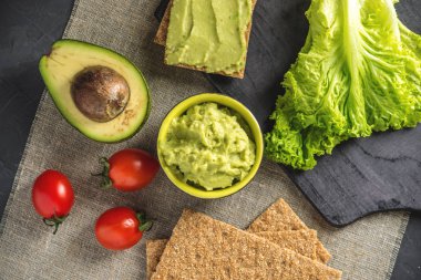 Ekmek ve sebze masada püresi avokado hamuru geleneksel Meksika soğuk meze yaptı. Kavram sağlıklı vejetaryen kahvaltı