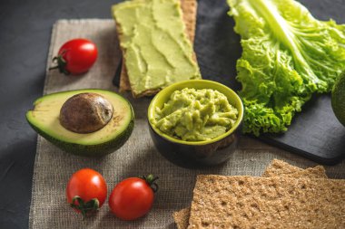 Ekmek ve sebze masada püresi avokado hamuru geleneksel Meksika soğuk meze yaptı. Kavram sağlıklı vejetaryen kahvaltı