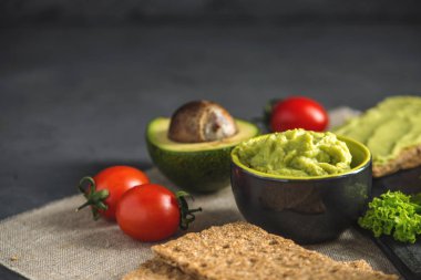 Ekmek ve sebze masada püresi avokado hamuru geleneksel Meksika soğuk meze yaptı. Kavram sağlıklı vejetaryen kahvaltı