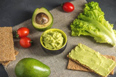 Ekmek ve sebze masada püresi avokado hamuru geleneksel Meksika soğuk meze yaptı. Kavram sağlıklı vejetaryen kahvaltı