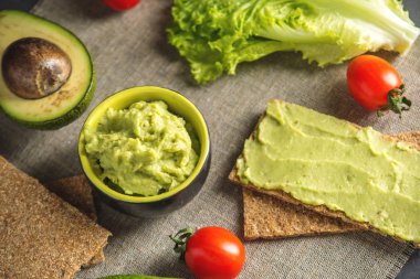 Ekmek ve sebze masada püresi avokado hamuru geleneksel Meksika soğuk meze yaptı. Kavram sağlıklı vejetaryen kahvaltı