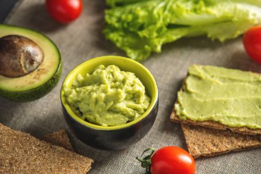 Ekmek ve sebze masada püresi avokado hamuru geleneksel Meksika soğuk meze yaptı. Kavram sağlıklı vejetaryen kahvaltı