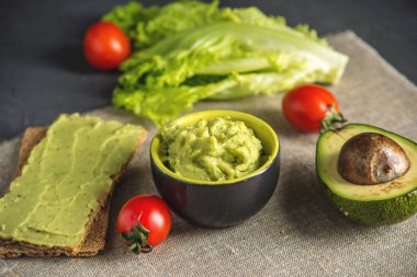 Ekmek ve sebze masada püresi avokado hamuru geleneksel Meksika soğuk meze yaptı. Kavram sağlıklı vejetaryen kahvaltı