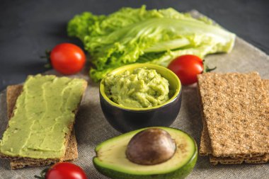 Ekmek ve sebze masada püresi avokado hamuru geleneksel Meksika soğuk meze yaptı. Kavram sağlıklı vejetaryen kahvaltı