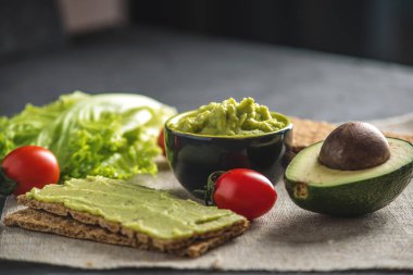 Ekmek ve sebze masada püresi avokado hamuru geleneksel Meksika soğuk meze yaptı. Kavram sağlıklı vejetaryen kahvaltı