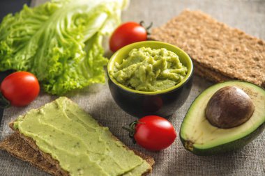 Ekmek ve sebze masada püresi avokado hamuru geleneksel Meksika soğuk meze yaptı. Kavram sağlıklı vejetaryen kahvaltı
