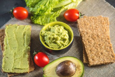 Ekmek ve sebze masada püresi avokado hamuru geleneksel Meksika soğuk meze yaptı. Kavram sağlıklı vejetaryen kahvaltı