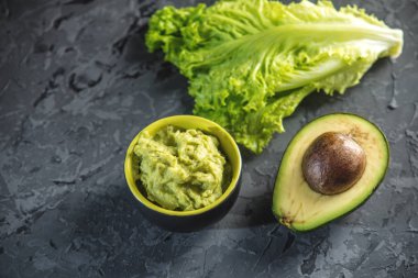 Ekmek ve sebze masada püresi avokado hamuru geleneksel Meksika soğuk meze yaptı. Kavram yeşil sağlıklı vejetaryen kahvaltı