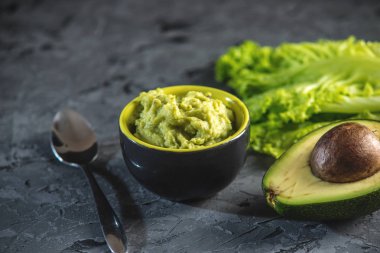 Ekmek ve sebze masada püresi avokado hamuru geleneksel Meksika soğuk meze yaptı. Kavram yeşil sağlıklı vejetaryen kahvaltı