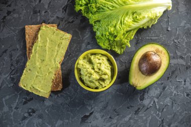 Ekmek ve sebze masada püresi avokado hamuru geleneksel Meksika soğuk meze yaptı. Kavram yeşil sağlıklı vejetaryen kahvaltı
