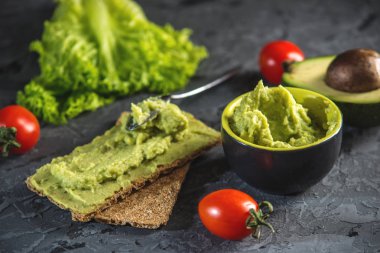 Geleneksel Meksika soğuk meze ile ekmek ve karanlık bir arka plan üzerinde Sebze püresi avokado hamuru yapılır. Kavram sağlıklı vejetaryen kahvaltı