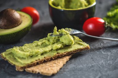 Geleneksel Meksika soğuk meze ile ekmek ve karanlık bir arka plan üzerinde Sebze püresi avokado hamuru yapılır. Kavram sağlıklı vejetaryen kahvaltı