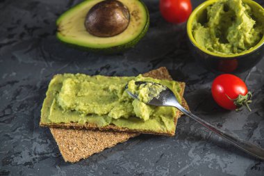 Geleneksel Meksika soğuk meze ile ekmek ve karanlık bir arka plan üzerinde Sebze püresi avokado hamuru yapılır. Kavram sağlıklı vejetaryen kahvaltı