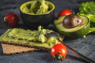 Geleneksel Meksika soğuk meze ile ekmek ve karanlık bir arka plan üzerinde Sebze püresi avokado hamuru yapılır. Kavram sağlıklı vejetaryen kahvaltı