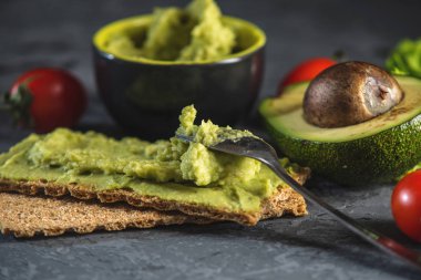 Geleneksel Meksika soğuk meze ile ekmek ve karanlık bir arka plan üzerinde Sebze püresi avokado hamuru yapılır. Kavram sağlıklı vejetaryen kahvaltı