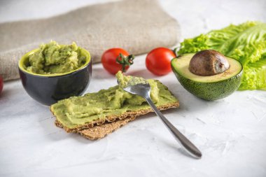Geleneksel Meksika soğuk meze ile ekmek ve açık renkli sebze püresi avokado hamuru yapılır. Kavram sağlıklı vejetaryen kahvaltı