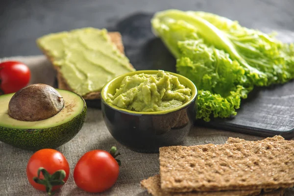 Ekmek ve sebze masada püresi avokado hamuru geleneksel Meksika soğuk meze yaptı. Kavram sağlıklı vejetaryen kahvaltı