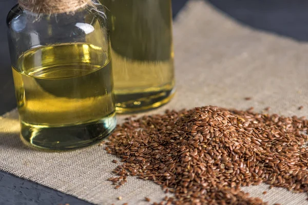 Semillas Lino Una Pila Aceite Lino Dorado Una Botella Vidrio — Foto de Stock