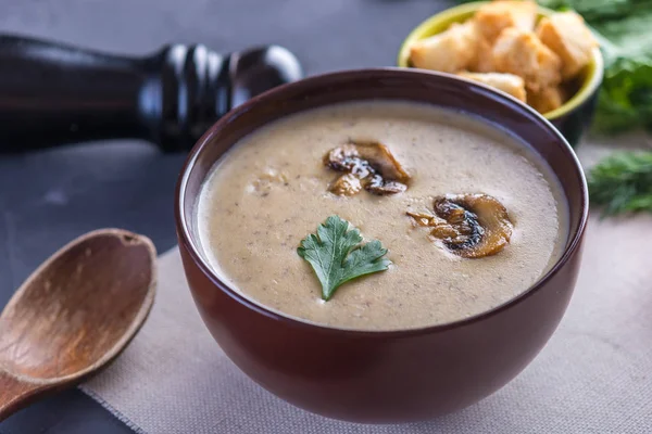 蘑菇奶油汤在桌子上的褐色盘子里 黑暗的背景 健康秋季素食传统菜肴 — 图库照片