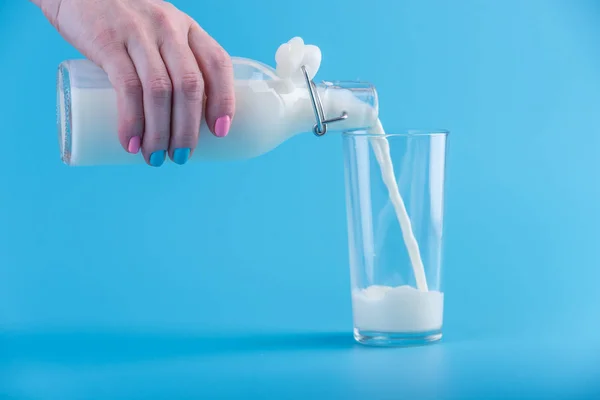 Mano Una Mujer Vierte Leche Fresca Una Botella Vidrio Vaso — Foto de Stock