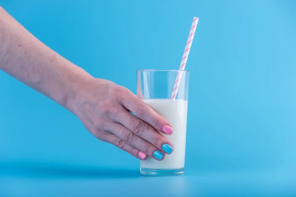 Mano Una Mujer Sostiene Vaso Leche Fresca Con Una Paja — Foto de Stock