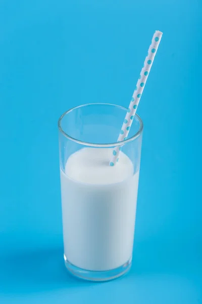 Verre Lait Frais Avec Une Paille Sur Fond Bleu Minimalisme — Photo