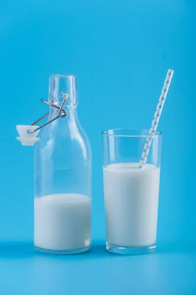 Γυάλινο Μπουκάλι Φρέσκο Γάλα Και Ένα Ποτήρι Ένα Καλαμάκι Μπλε — Φωτογραφία Αρχείου