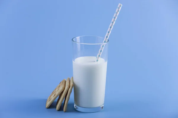 Een Glas Verse Melk Met Een Rietje Cookies Een Blauwe — Stockfoto