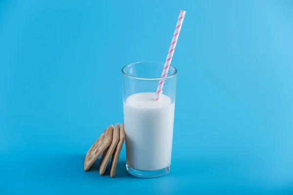Склянка Свіжого Молока Соломою Печивом Синьому Фоні Барвистий Мінімалізм Концепція — стокове фото