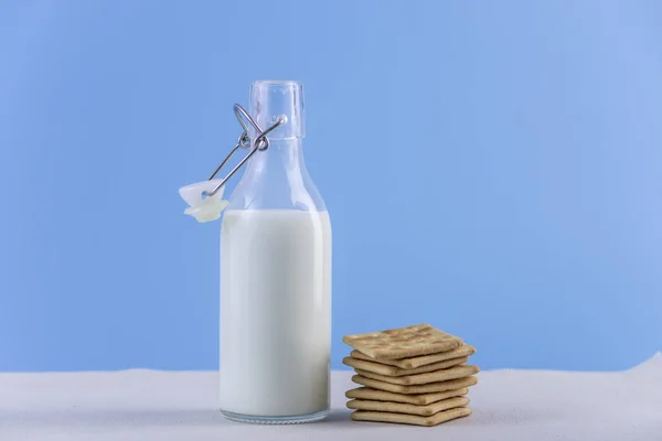 Botella Vidrio Leche Fresca Galletas Sobre Fondo Azul Minimalismo Colorido — Foto de Stock