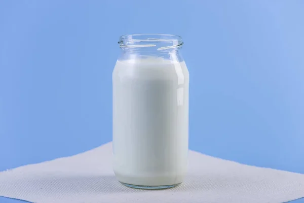 Glasflasche Mit Frischer Milch Auf Blauem Hintergrund Bunter Minimalismus Das — Stockfoto