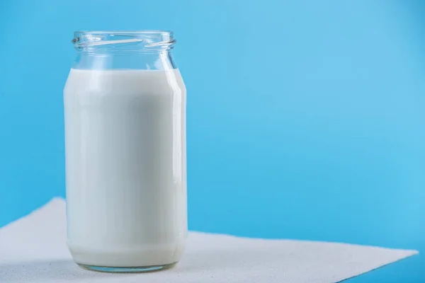 Bouteille Verre Avec Lait Frais Sur Fond Bleu Minimalisme Coloré — Photo