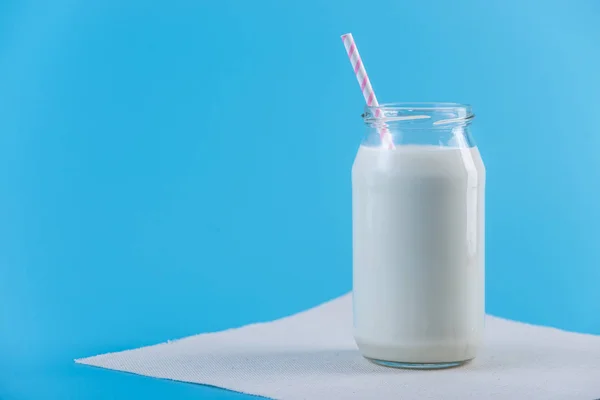 Glasflasche Mit Frischer Milch Mit Stroh Auf Blauem Hintergrund Bunter — Stockfoto