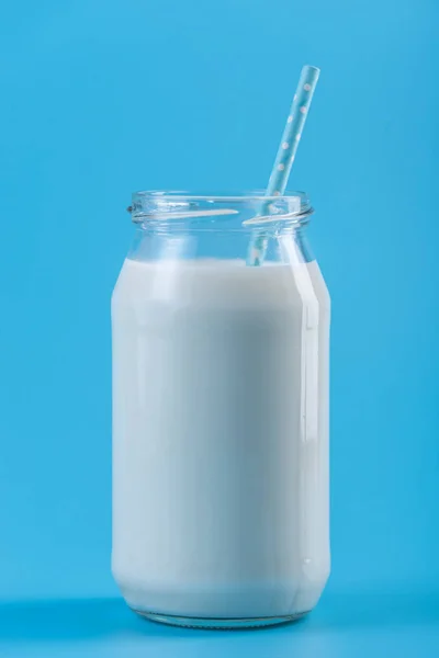 Стеклянная Бутылка Свежего Молока Соломой Синем Фоне Красочный Минимализм Концепция — стоковое фото