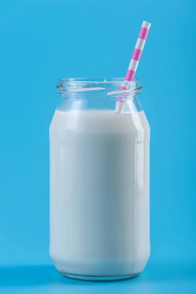 Скляна Пляшка Свіжого Молока Соломою Синьому Фоні Барвистий Мінімалізм Концепція — стокове фото