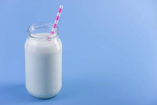 Glasflasche Mit Frischer Milch Mit Stroh Auf Blauem Hintergrund Bunter — Stockfoto
