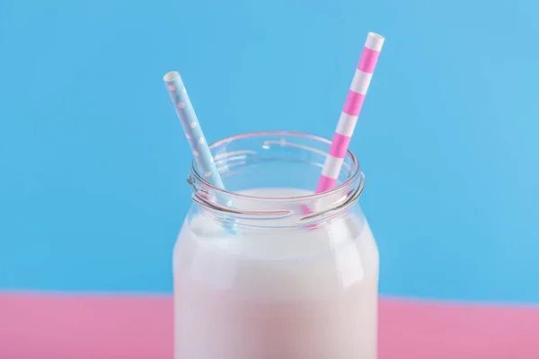 파스텔 배경에 신선한 우유의 다채로운 미니입니다 칼슘과 제품의 — 스톡 사진