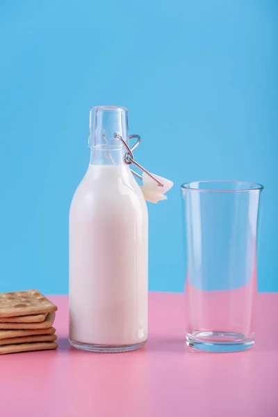 Botella Vidrio Leche Fresca Galletas Sobre Fondo Pastel Minimalismo Colorido — Foto de Stock