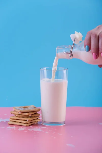 Ženské Ruky Vylévá Čerstvé Mléko Skleněné Láhve Sklenice Soubory Cookie — Stock fotografie