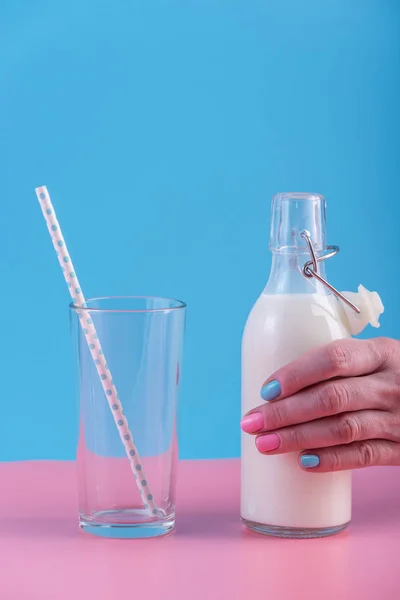 Mano Una Mujer Sostiene Una Botella Leche Fresca Sobre Fondo — Foto de Stock