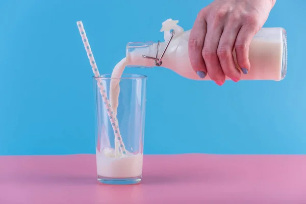 Mano Una Mujer Vierte Leche Fresca Una Botella Vidrio Vaso — Foto de Stock