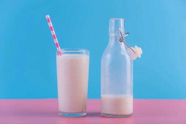 Glasflasche Mit Frischer Milch Und Ein Glas Mit Strohhalm Auf — Stockfoto