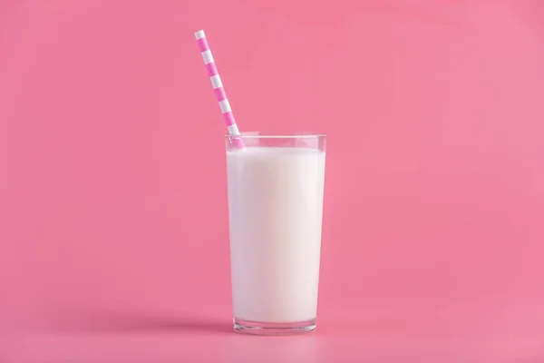 Bicchiere Latte Fresco Con Una Cannuccia Fondo Rosa Minimalismo Colorato — Foto Stock