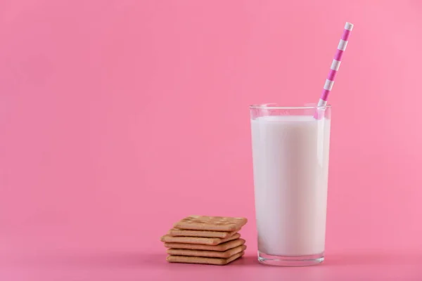 Een Glas Verse Melk Met Een Rietje Cookies Een Roze — Stockfoto