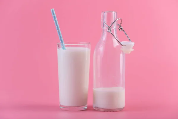 Skleněná Láhev Čerstvého Mléka Skla Slámou Růžovém Pozadí Barevný Minimalismus — Stock fotografie